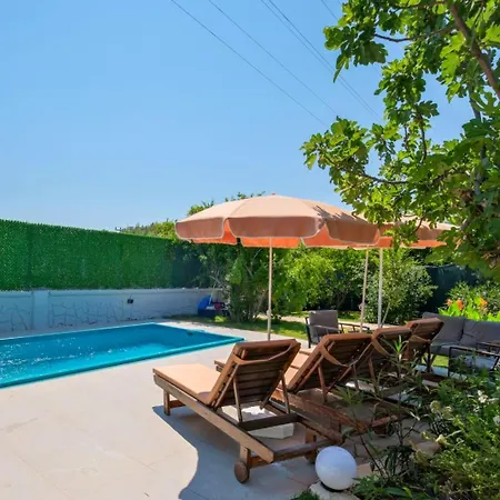Aloanda Holiday House With Swimming Pool