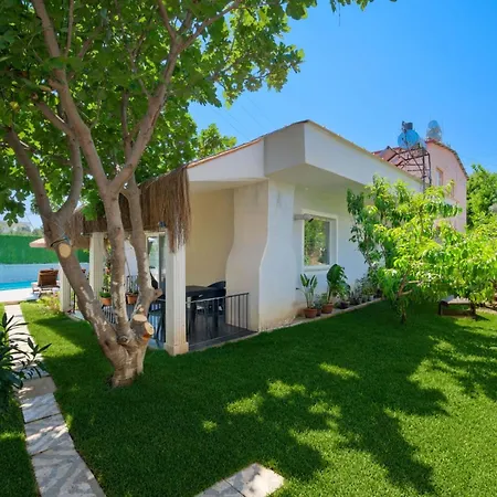 Aloanda Holiday House With Swimming Pool フェティエ