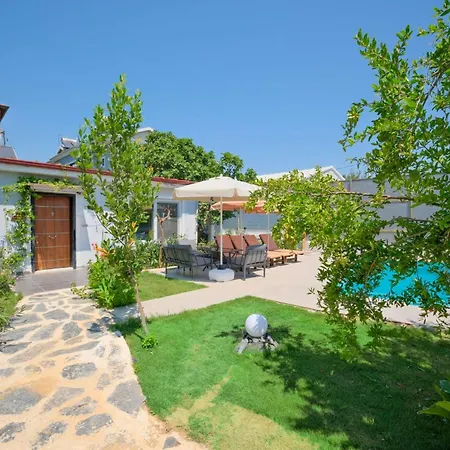 Aloanda Holiday House With Swimming Pool