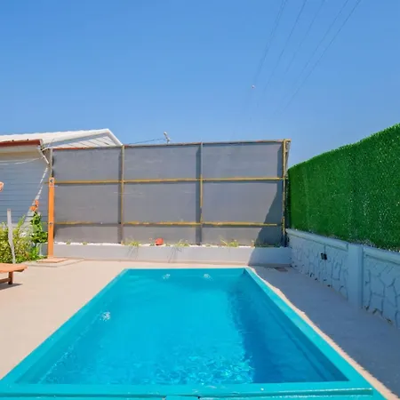 Aloanda Holiday House With Swimming Pool