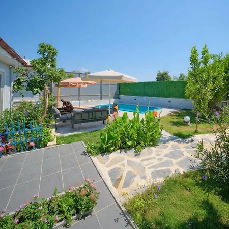 Dom wakacyjny Aloanda Holiday House With Swimming Pool